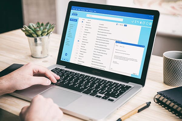 メールチェック中のPCモニター メルマガ配信イメージ写真